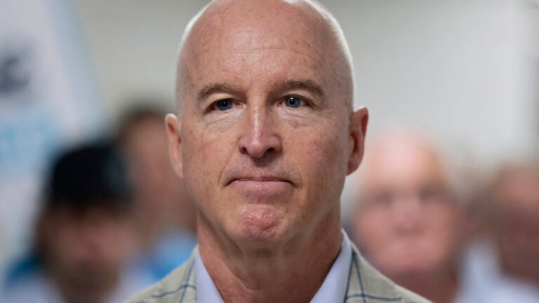 Minogue defeats GOP rival Shortsleeve, setting up clash with Healey