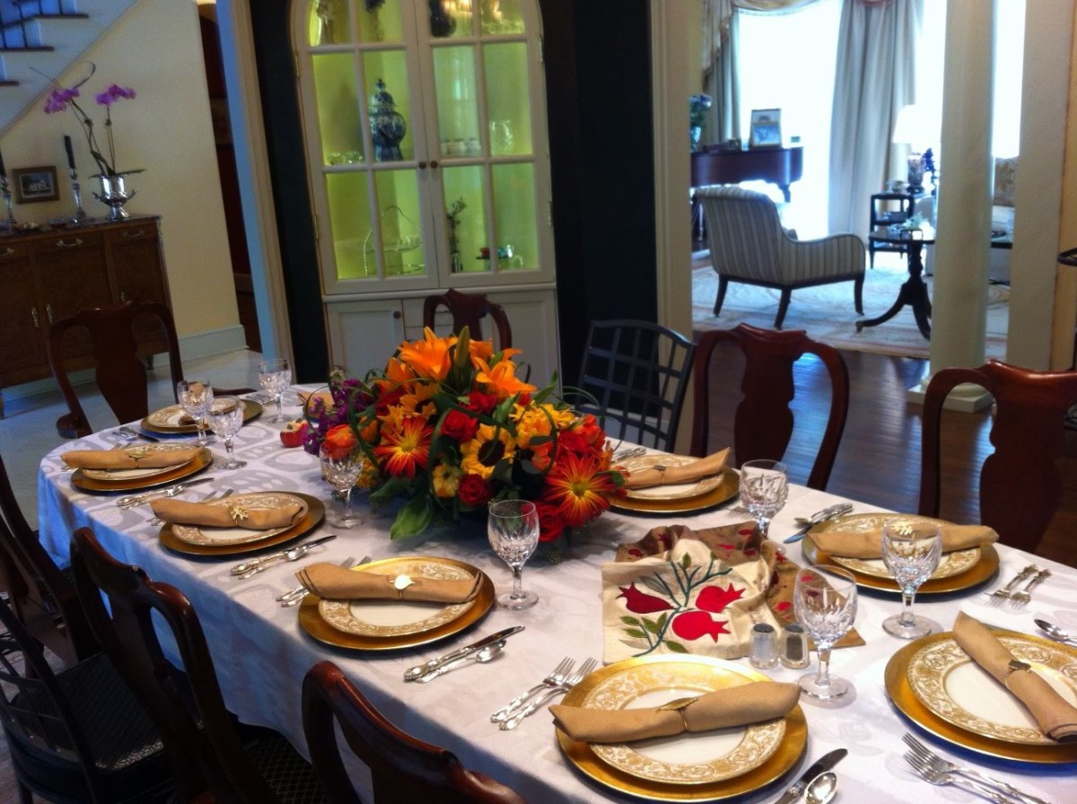 Rosh Hashanah 2026: Services, dinners + more in the Birmingham area 2 Aland family table at Rosh Hashanah dinner