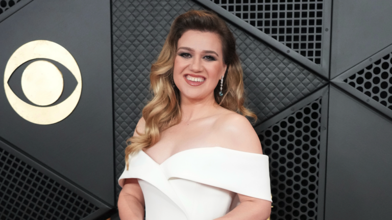 Kelly Clarkson feuds with a Brooklyn novelty shop, and the internet piles on